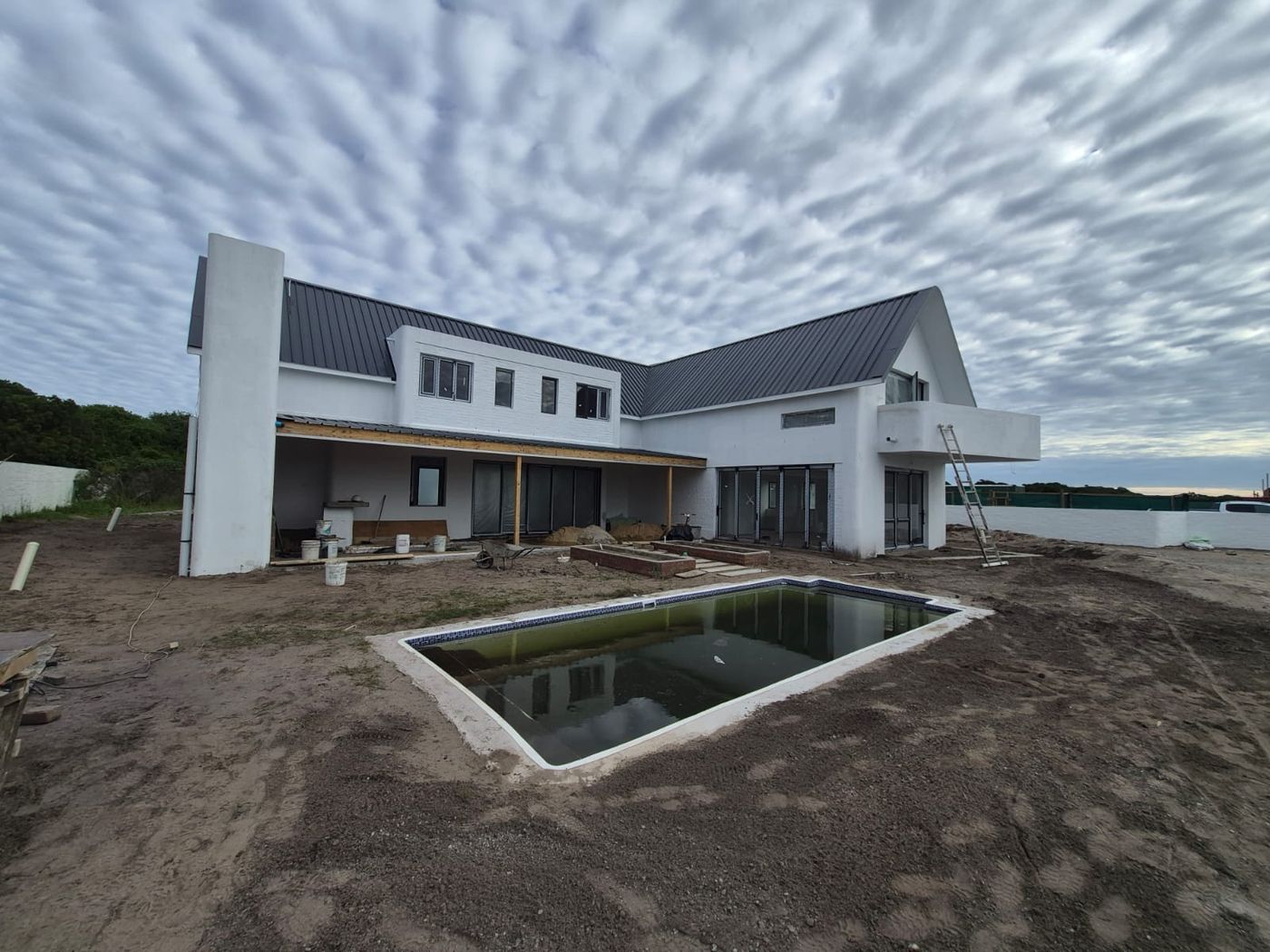 House Thompson with a covered patio and swimming pool
